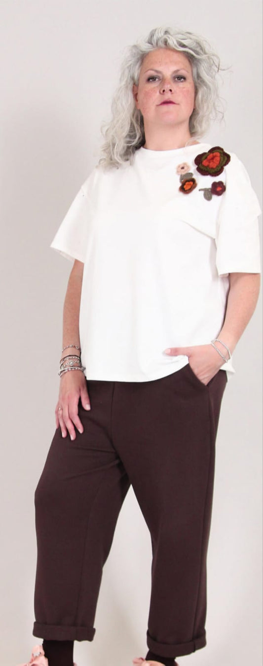 Maglia Cotone Bianca con Applicazioni Floreali - Eleganza Artigianale